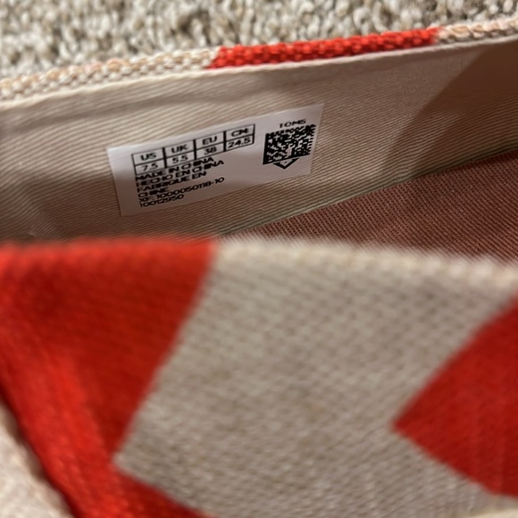 Like new Tom’s slip on size 7.5 women’s - Picture 8 of 9